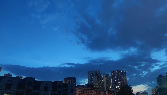 贵州一地夜空现“一串橘黄色圆球”不明飞行物 数秒后相继消失