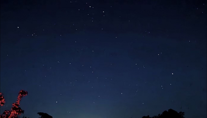 贵州一地夜空现“一串橘黄色圆球”不明飞行物 数秒后相继消失