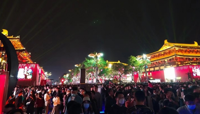 “看装扮以为是西安特色互动” 网友称在大唐不夜城遇“拍照刺客”