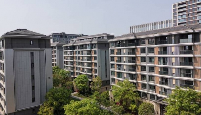 小区外墙瓷砖从32楼落下,9辆车被砸得面目全非