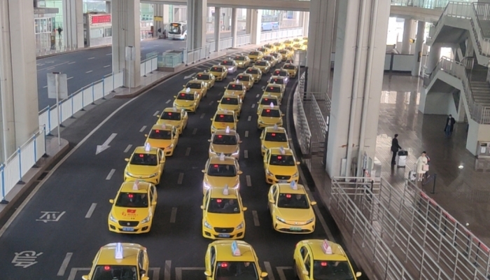 重庆女子乘“黄色法拉利”去内蒙古 博主:出租车回头率很高